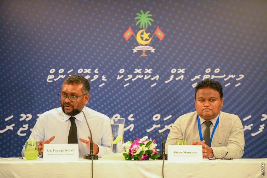 މިނިމަމް ވޭޖު ކަނޑައެޅުމަށް ބޭއްވި ހަފްލާގައި އިކޮނޮމިކް މިނިސްޓަރު ފައްޔާޒް އިސްމާއިލް ނޫސްވެރިންނާއި މުހާތަބުކޮށް ވާހަކަދައްކަވަނީ -- ސަން ފޮޓޯ/ މުހައްމަދު ހައްޔާން