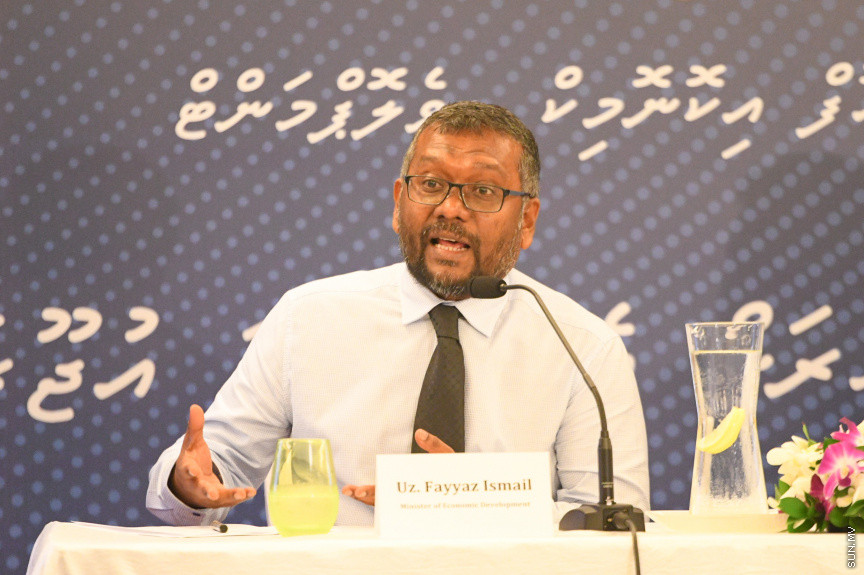 މިނިމަމް ވޭޖު ކަނޑައެޅުމަށް ބޭއްވި ހަފްލާގައި އިކޮނޮމިކް މިނިސްޓަރު ފައްޔާޒް އިސްމާއިލް ނޫސްވެރިންނާއި މުހާތަބުކޮށް ވާހަކަދައްކަވަނީ -- ސަން ފޮޓޯ/ މުހައްމަދު ހައްޔާން