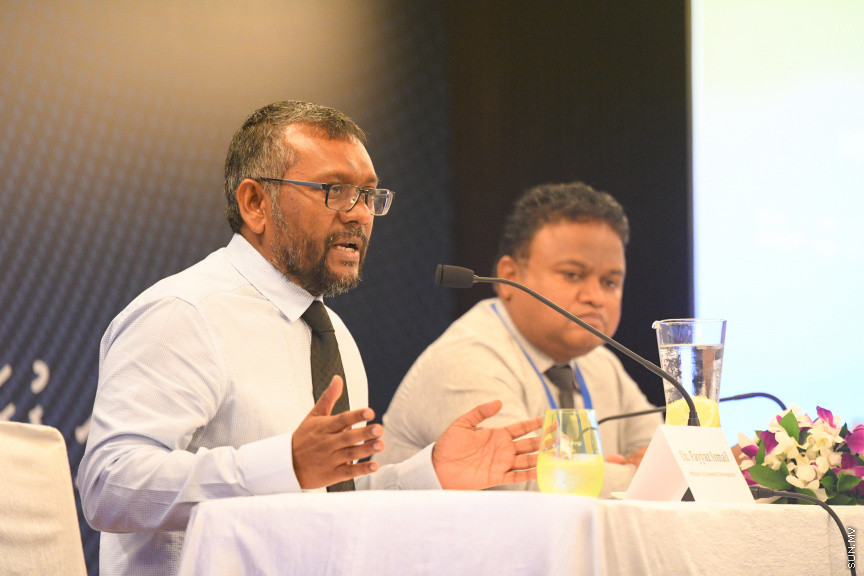 މިނިމަމް ވޭޖު ކަނޑައެޅުމަށް ބޭއްވި ހަފްލާގައި އިކޮނޮމިކް މިނިސްޓަރު ފައްޔާޒް އިސްމާއިލް ނޫސްވެރިންނާއި މުހާތަބުކޮށް ވާހަކަދައްކަވަނީ -- ސަން ފޮޓޯ/ މުހައްމަދު ހައްޔާން