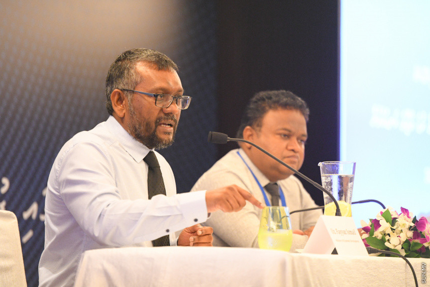 މިނިމަމް ވޭޖު ކަނޑައެޅުމަށް ބޭއްވި ހަފްލާގައި އިކޮނޮމިކް މިނިސްޓަރު ފައްޔާޒް އިސްމާއިލް ނޫސްވެރިންނާއި މުހާތަބުކޮށް ވާހަކަދައްކަވަނީ -- ސަން ފޮޓޯ/ މުހައްމަދު ހައްޔާން