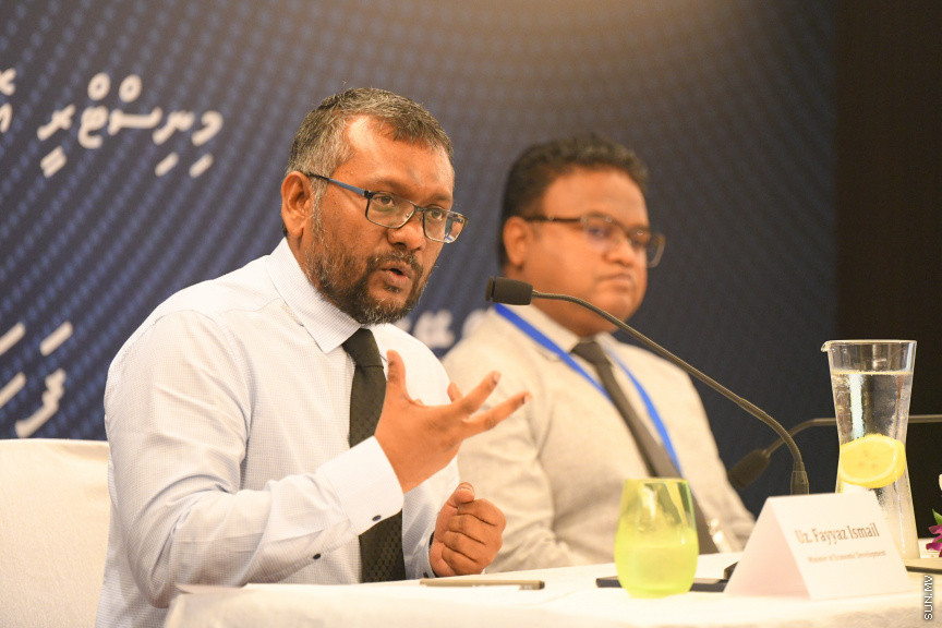 މިނިމަމް ވޭޖު ކަނޑައެޅުމަށް ބޭއްވި ހަފްލާގައި އިކޮނޮމިކް މިނިސްޓަރު ފައްޔާޒް އިސްމާއިލް ނޫސްވެރިންނާއި މުހާތަބުކޮށް ވާހަކަދައްކަވަނީ -- ސަން ފޮޓޯ/ މުހައްމަދު ހައްޔާން