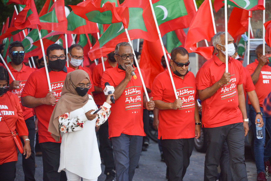 "މިނިވަންކަމުގެ ދިފާއުގައި ދިވެހީން" ނަމުގައި އިދިކޮޅުން ކުރިއަށްގެންދާ ގައުމީ ހަރަކާތުގެ ތެރެއިން ބޭއްވި ސުލްހަވެރި ހަރަކާތުގެ ތެރެއިން -- ސަން ފޮޓޯ/ މުހައްމަދު ހައްޔާން