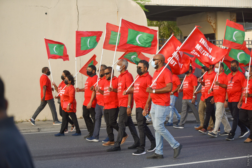 "މިނިވަންކަމުގެ ދިފާއުގައި ދިވެހީން" ނަމުގައި އިދިކޮޅުން ކުރިއަށްގެންދާ ގައުމީ ހަރަކާތުގެ ތެރެއިން ބޭއްވި ސުލްހަވެރި ހަރަކާތުގެ ތެރެއިން -- ސަން ފޮޓޯ/ މުހައްމަދު ހައްޔާން