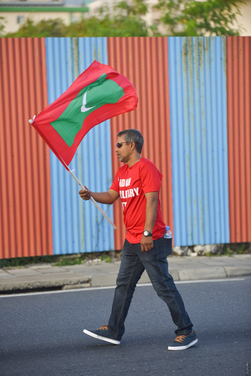 "މިނިވަންކަމުގެ ދިފާއުގައި ދިވެހީން" ނަމުގައި އިދިކޮޅުން ކުރިއަށްގެންދާ ގައުމީ ހަރަކާތުގެ ތެރެއިން ބޭއްވި ސުލްހަވެރި ހަރަކާތުގެ ތެރެއިން -- ސަން ފޮޓޯ/ މުހައްމަދު ހައްޔާން