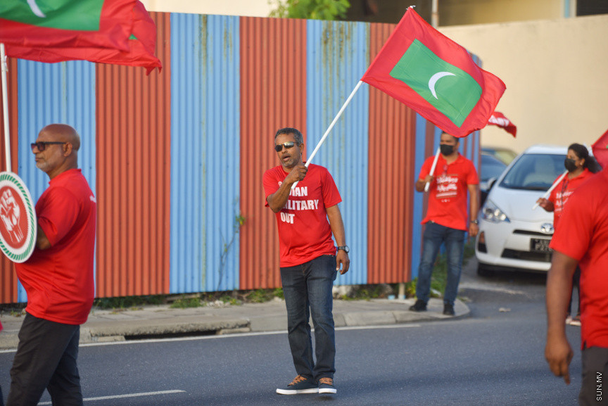 "މިނިވަންކަމުގެ ދިފާއުގައި ދިވެހީން" ނަމުގައި އިދިކޮޅުން ކުރިއަށްގެންދާ ގައުމީ ހަރަކާތުގެ ތެރެއިން ބޭއްވި ސުލްހަވެރި ހަރަކާތުގެ ތެރެއިން -- ސަން ފޮޓޯ/ މުހައްމަދު ހައްޔާން