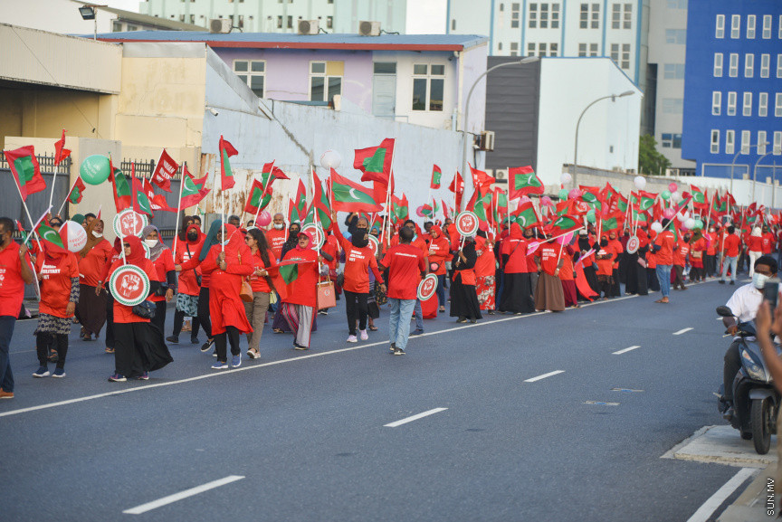 "މިނިވަންކަމުގެ ދިފާއުގައި ދިވެހީން" ނަމުގައި އިދިކޮޅުން ކުރިއަށްގެންދާ ގައުމީ ހަރަކާތުގެ ތެރެއިން ބޭއްވި ސުލްހަވެރި ހަރަކާތުގެ ތެރެއިން -- ސަން ފޮޓޯ/ މުހައްމަދު ހައްޔާން