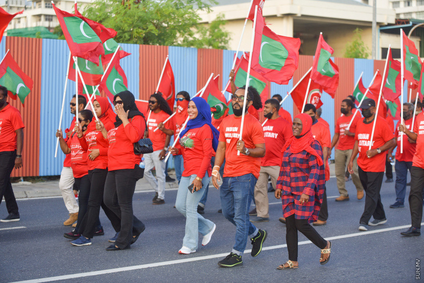 "މިނިވަންކަމުގެ ދިފާއުގައި ދިވެހީން" ނަމުގައި އިދިކޮޅުން ކުރިއަށްގެންދާ ގައުމީ ހަރަކާތުގެ ތެރެއިން ބޭއްވި ސުލްހަވެރި ހަރަކާތުގެ ތެރެއިން -- ސަން ފޮޓޯ/ މުހައްމަދު ހައްޔާން