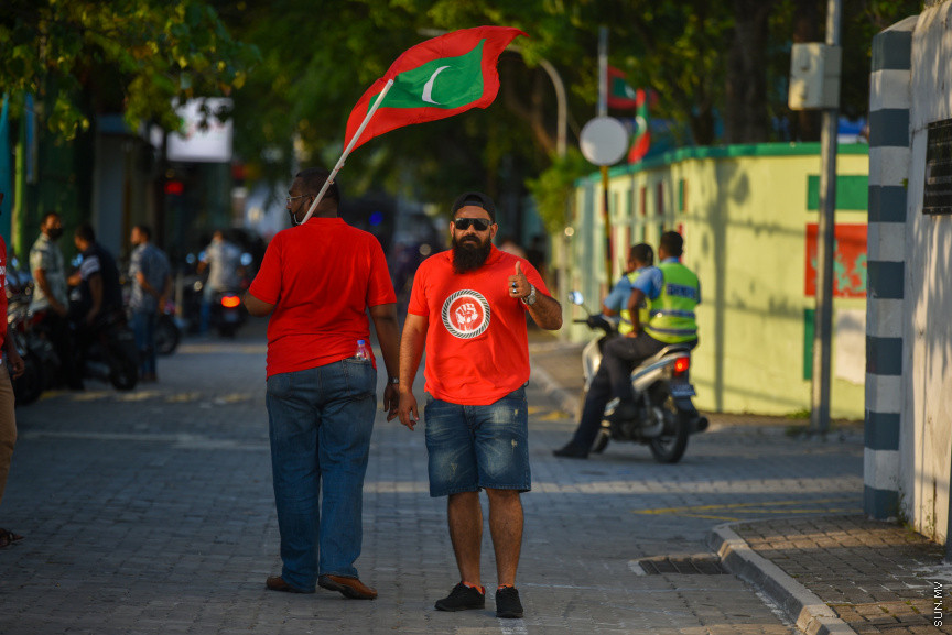 "މިނިވަންކަމުގެ ދިފާއުގައި ދިވެހީން" ނަމުގައި އިދިކޮޅުން ކުރިއަށްގެންދާ ގައުމީ ހަރަކާތުގެ ތެރެއިން ބޭއްވި ސުލްހަވެރި ހަރަކާތުގެ ތެރެއިން -- ސަން ފޮޓޯ/ މުހައްމަދު ހައްޔާން