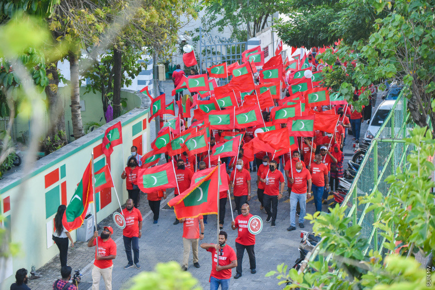 "މިނިވަންކަމުގެ ދިފާއުގައި ދިވެހީން" ނަމުގައި އިދިކޮޅުން ކުރިއަށްގެންދާ ގައުމީ ހަރަކާތުގެ ތެރެއިން ބޭއްވި ސުލްހަވެރި ހަރަކާތުގެ ތެރެއިން -- ސަން ފޮޓޯ/ މުހައްމަދު ހައްޔާން