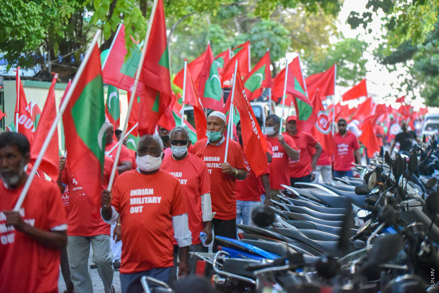 "މިނިވަންކަމުގެ ދިފާއުގައި ދިވެހީން" ނަމުގައި އިދިކޮޅުން ކުރިއަށްގެންދާ ގައުމީ ހަރަކާތުގެ ތެރެއިން ބޭއްވި ސުލްހަވެރި ހަރަކާތުގެ ތެރެއިން -- ސަން ފޮޓޯ/ މުހައްމަދު ހައްޔާން
