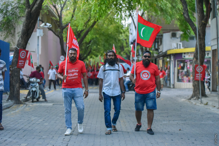 "މިނިވަންކަމުގެ ދިފާއުގައި ދިވެހީން" ނަމުގައި އިދިކޮޅުން ކުރިއަށްގެންދާ ގައުމީ ހަރަކާތުގެ ތެރެއިން ބޭއްވި ސުލްހަވެރި ހަރަކާތުގެ ތެރެއިން -- ސަން ފޮޓޯ/ މުހައްމަދު ހައްޔާން