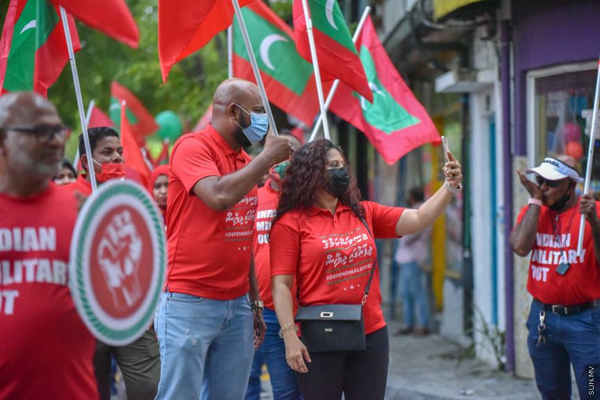"މިނިވަންކަމުގެ ދިފާއުގައި ދިވެހީން" ނަމުގައި އިދިކޮޅުން ކުރިއަށްގެންދާ ގައުމީ ހަރަކާތުގެ ތެރެއިން ބޭއްވި ސުލްހަވެރި ހަރަކާތުގެ ތެރެއިން -- ސަން ފޮޓޯ/ މުހައްމަދު ހައްޔާން