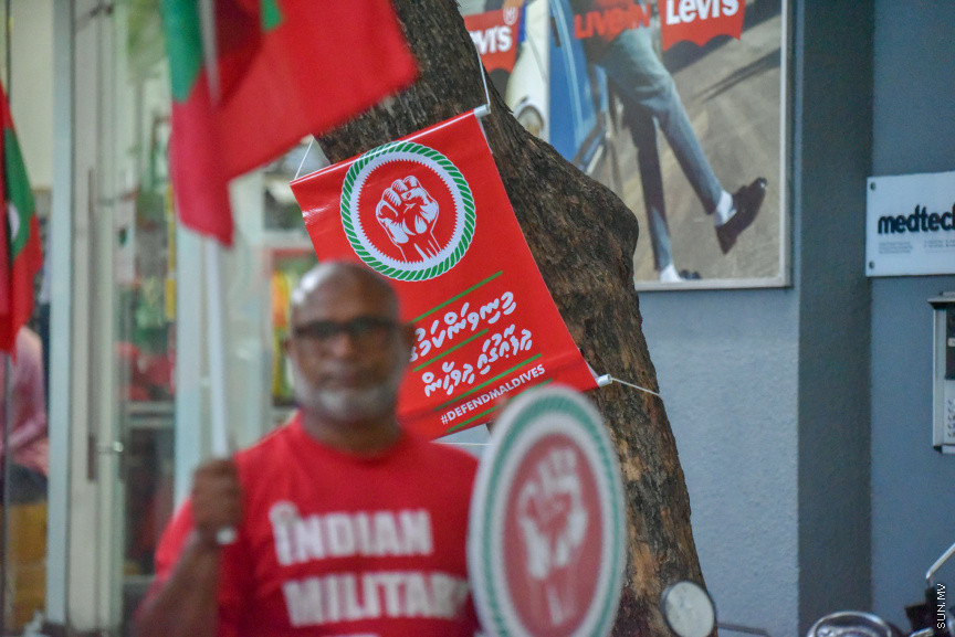 "މިނިވަންކަމުގެ ދިފާއުގައި ދިވެހީން" ނަމުގައި އިދިކޮޅުން ކުރިއަށްގެންދާ ގައުމީ ހަރަކާތުގެ ތެރެއިން ބޭއްވި ސުލްހަވެރި ހަރަކާތުގެ ތެރެއިން -- ސަން ފޮޓޯ/ މުހައްމަދު ހައްޔާން