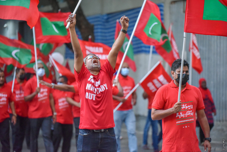 "މިނިވަންކަމުގެ ދިފާއުގައި ދިވެހީން" ނަމުގައި އިދިކޮޅުން ކުރިއަށްގެންދާ ގައުމީ ހަރަކާތުގެ ތެރެއިން ބޭއްވި ސުލްހަވެރި ހަރަކާތުގެ ތެރެއިން -- ސަން ފޮޓޯ/ މުހައްމަދު ހައްޔާން