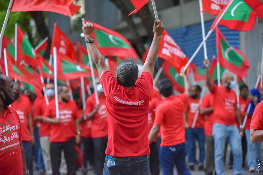 "މިނިވަންކަމުގެ ދިފާއުގައި ދިވެހީން" ނަމުގައި އިދިކޮޅުން ކުރިއަށްގެންދާ ގައުމީ ހަރަކާތުގެ ތެރެއިން ބޭއްވި ސުލްހަވެރި ހަރަކާތުގެ ތެރެއިން -- ސަން ފޮޓޯ/ މުހައްމަދު ހައްޔާން
