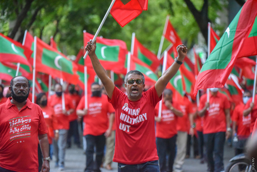 "މިނިވަންކަމުގެ ދިފާއުގައި ދިވެހީން" ނަމުގައި އިދިކޮޅުން ކުރިއަށްގެންދާ ގައުމީ ހަރަކާތުގެ ތެރެއިން ބޭއްވި ސުލްހަވެރި ހަރަކާތުގެ ތެރެއިން -- ސަން ފޮޓޯ/ މުހައްމަދު ހައްޔާން