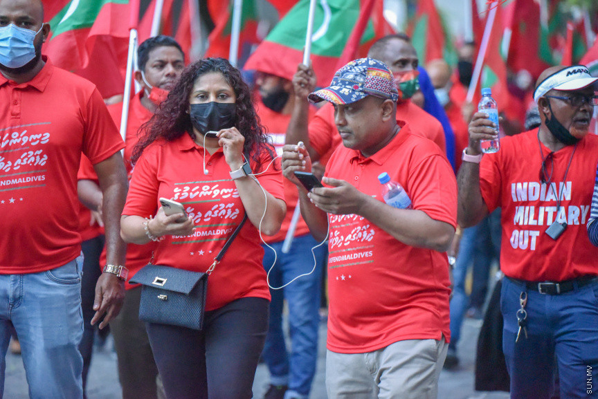 "މިނިވަންކަމުގެ ދިފާއުގައި ދިވެހީން" ނަމުގައި އިދިކޮޅުން ކުރިއަށްގެންދާ ގައުމީ ހަރަކާތުގެ ތެރެއިން ބޭއްވި ސުލްހަވެރި ހަރަކާތުގެ ތެރެއިން -- ސަން ފޮޓޯ/ މުހައްމަދު ހައްޔާން