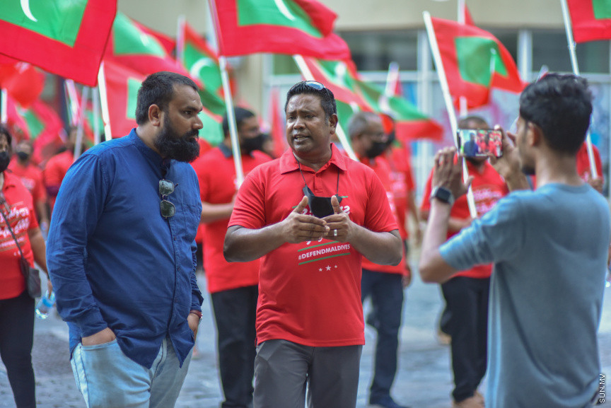 "މިނިވަންކަމުގެ ދިފާއުގައި ދިވެހީން" ނަމުގައި އިދިކޮޅުން ކުރިއަށްގެންދާ ގައުމީ ހަރަކާތުގެ ތެރެއިން ބޭއްވި ސުލްހަވެރި ހަރަކާތުގެ ތެރެއިން -- ސަން ފޮޓޯ/ މުހައްމަދު ހައްޔާން