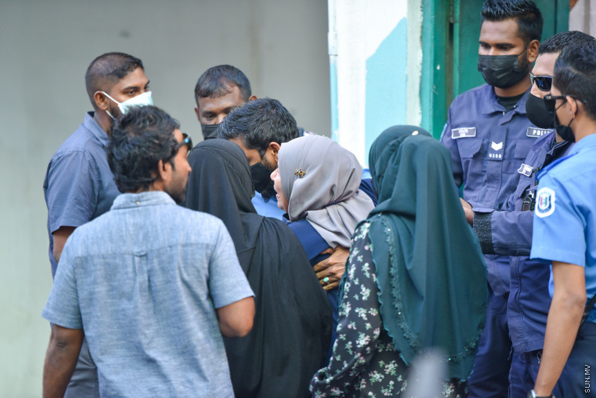 މާލޭގައި ހުރި ފަޅުގެއްގެ ތެރޭގައި މަރުވެ, ކުނިވެފައިވާ މީހެއްގެ ހަށިގަނޑު ފެނުން -- ސަން ފޮޓޯ/ މުހައްމަދު ހައްޔާން
