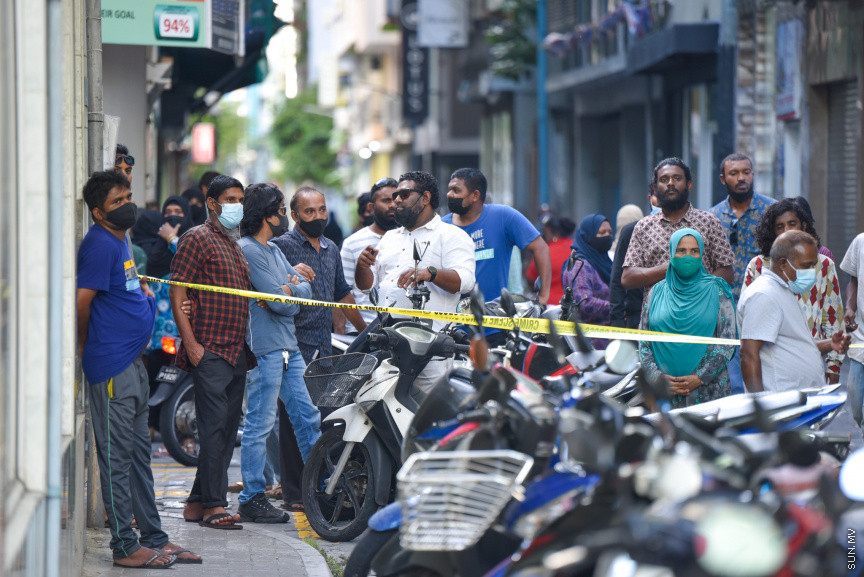 މާލޭގައި ހުރި ފަޅުގެއްގެ ތެރޭގައި މަރުވެ, ކުނިވެފައިވާ މީހެއްގެ ހަށިގަނޑު ފެނުން -- ސަން ފޮޓޯ/ މުހައްމަދު ހައްޔާން