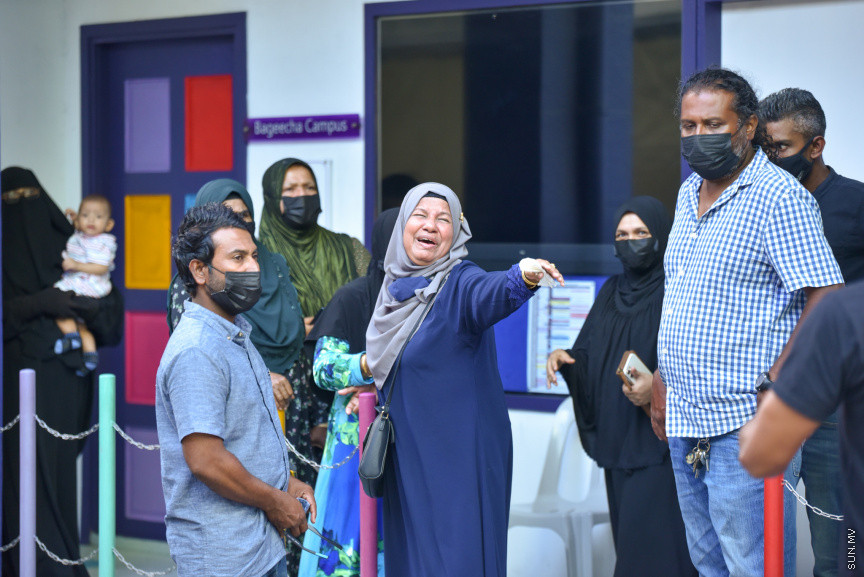މާލޭގައި ހުރި ފަޅުގެއްގެ ތެރޭގައި މަރުވެ, ކުނިވެފައިވާ މީހެއްގެ ހަށިގަނޑު ފެނުން -- ސަން ފޮޓޯ/ މުހައްމަދު ހައްޔާން