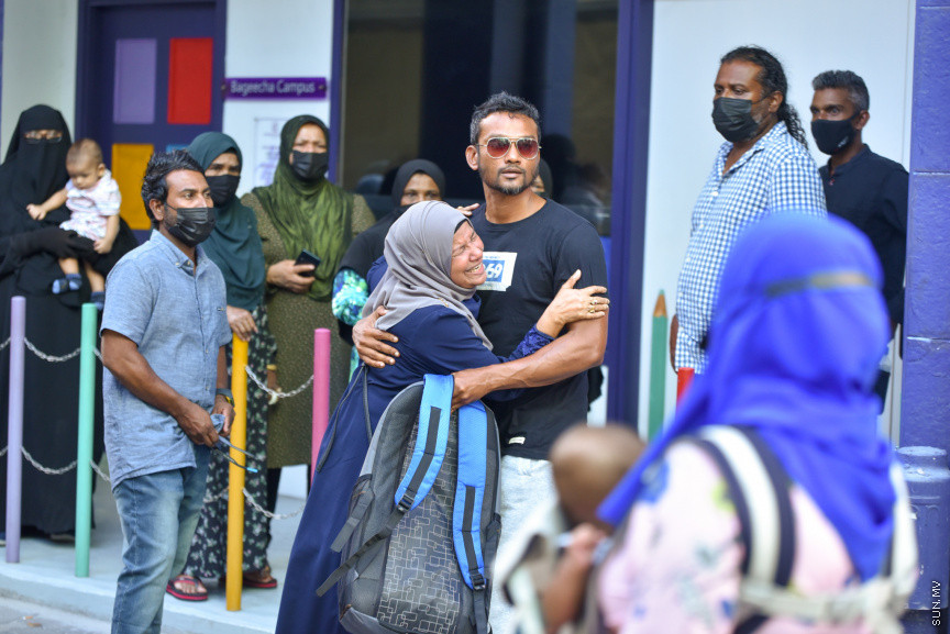 މާލޭގައި ހުރި ފަޅުގެއްގެ ތެރޭގައި މަރުވެ, ކުނިވެފައިވާ މީހެއްގެ ހަށިގަނޑު ފެނުން -- ސަން ފޮޓޯ/ މުހައްމަދު ހައްޔާން