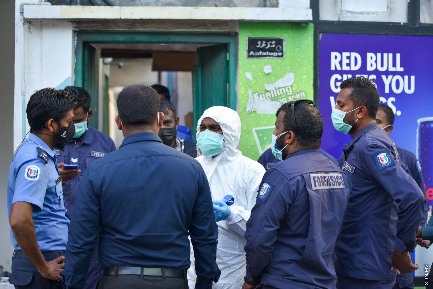 މާލޭގައި ހުރި ފަޅުގެއްގެ ތެރޭގައި މަރުވެ, ކުނިވެފައިވާ މީހެއްގެ ހަށިގަނޑު ފެނިގެން ފުލުހުން ހަރަކާތްތެރިވަނި -- ސަން ފޮޓޯ/ މުހައްމަދު ހައްޔާން