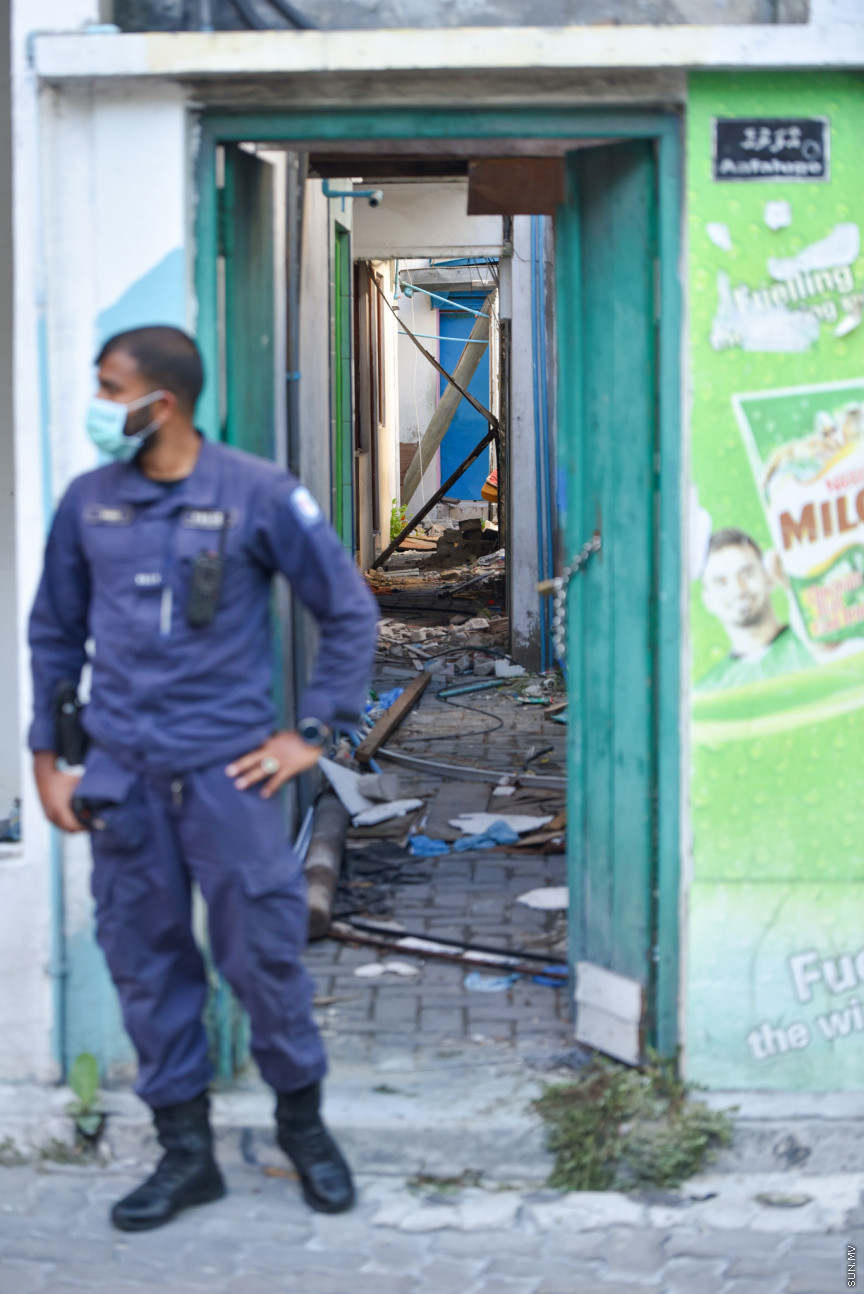 މާލޭގައި ހުރި ފަޅުގެއްގެ ތެރޭގައި މަރުވެ, ކުނިވެފައިވާ މީހާގެ ހަށިގަނޑު ފެނުނު ގެ -- ސަން ފޮޓޯ/ މުހައްމަދު ހައްޔާން