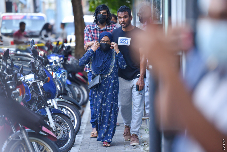 މާލޭގައި ހުރި ފަޅުގެއްގެ ތެރޭގައި މަރުވެ, ކުނިވެފައިވާ މީހެއްގެ ހަށިގަނޑު ފެނުން -- ސަން ފޮޓޯ/ މުހައްމަދު ހައްޔާން