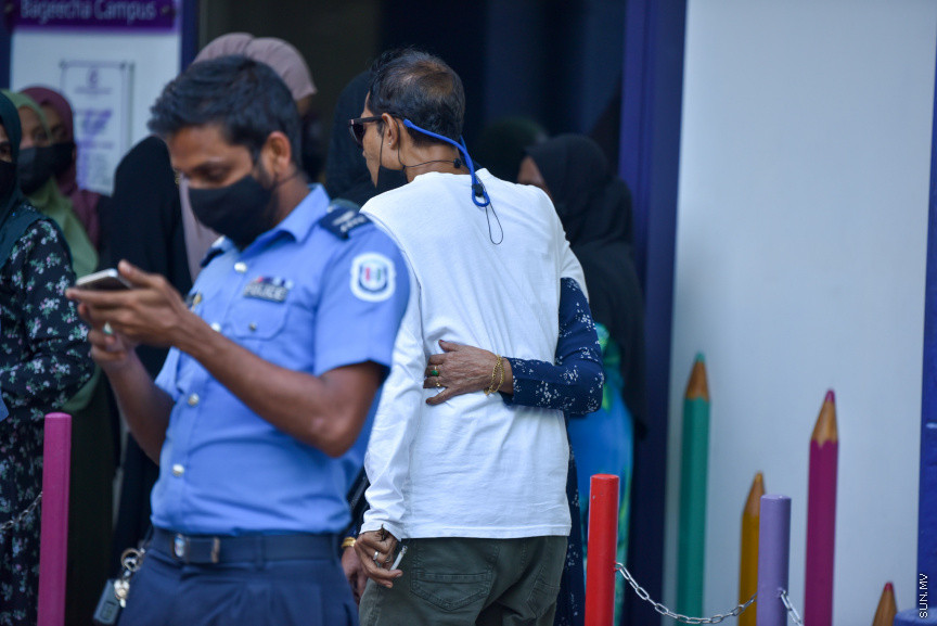 މާލޭގައި ހުރި ފަޅުގެއްގެ ތެރޭގައި މަރުވެ, ކުނިވެފައިވާ މީހެއްގެ ހަށިގަނޑު ފެނުން -- ސަން ފޮޓޯ/ މުހައްމަދު ހައްޔާން