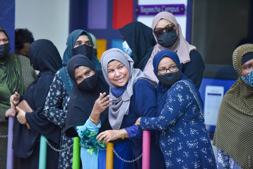 މާލޭގައި ހުރި ފަޅުގެއްގެ ތެރޭގައި މަރުވެ, ކުނިވެފައިވާ މީހެއްގެ ހަށިގަނޑު ފެނުން -- ސަން ފޮޓޯ/ މުހައްމަދު ހައްޔާން