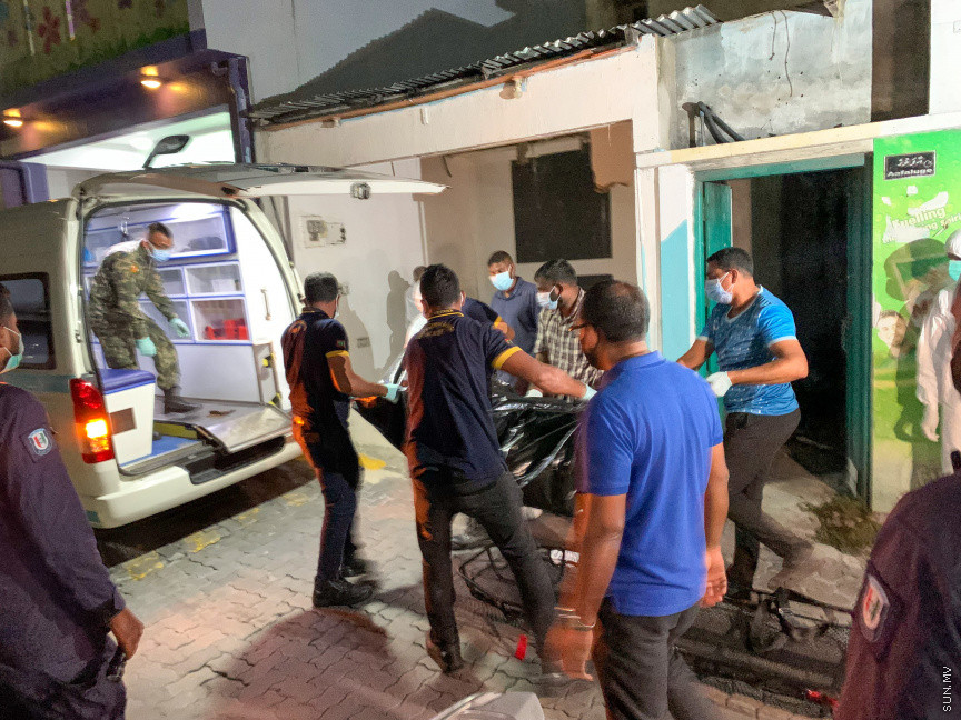މާލޭގައި ހުރި ފަޅުގެއްގެ ތެރޭގައި މަރުވެ, ކުނިވެފައިވާ މީހެއްގެ ހަށިގަނޑު ފެނުން -- ސަން ފޮޓޯ/ މުހައްމަދު ހައްޔާން