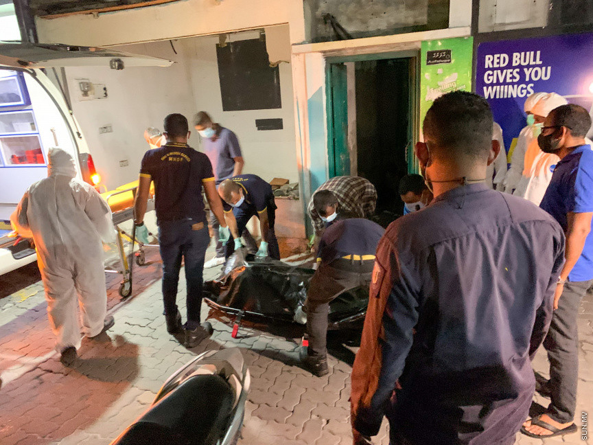 މާލޭގައި ހުރި ފަޅުގެއްގެ ތެރޭގައި މަރުވެ, ކުނިވެފައިވާ މީހެއްގެ ހަށިގަނޑު ފެނުން -- ސަން ފޮޓޯ/ މުހައްމަދު ހައްޔާން