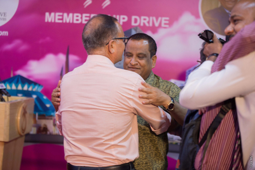 ރައީސް ޔާމިންގެ ޝަރީޔަތް ނިމުމުގެ އުފާ ފާޅުކުރުން --- ސަން ފޮޓޯ: އަޙްމަދު އައިމަން އަލީ