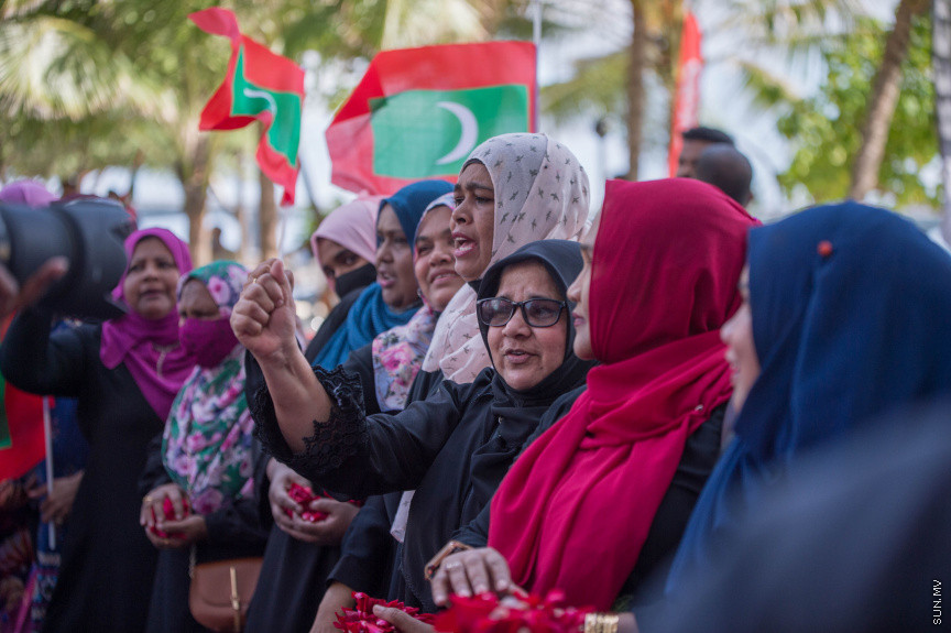 ރައީސް ޔާމިންގެ ޝަރީޔަތް ނިމުމުގެ އުފާ ފާޅުކުރުން --- ސަން ފޮޓޯ: އަޙްމަދު އައިމަން އަލީ
