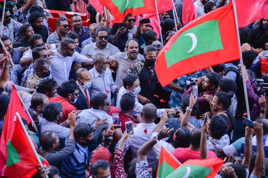 ރައީސް ޔާމިންގެ ޝަރީޔަތް ނިމުމުގެ އުފާ ފާޅުކުރުން --- ސަން ފޮޓޯ: އަޙްމަދު އައިމަން އަލީ
