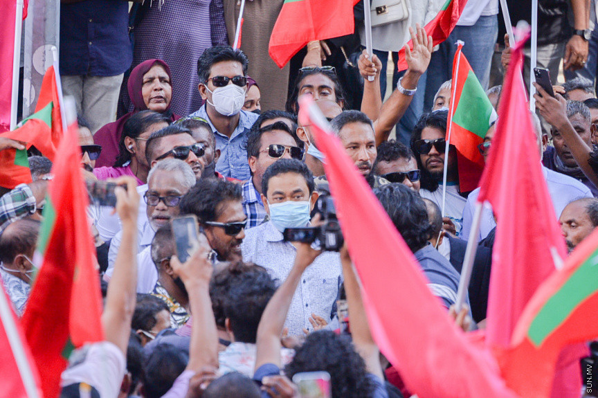 ރައީސް ޔާމިންގެ ޝަރީޔަތް ނިމުމުގެ އުފާ ފާޅުކުރުން --- ސަން ފޮޓޯ: އަޙްމަދު އައިމަން އަލީ