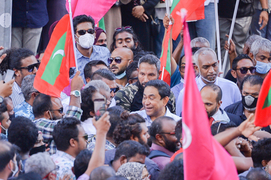 ރައީސް ޔާމިންގެ ޝަރީޔަތް ނިމުމުގެ އުފާ ފާޅުކުރުން --- ސަން ފޮޓޯ: އަޙްމަދު އައިމަން އަލީ