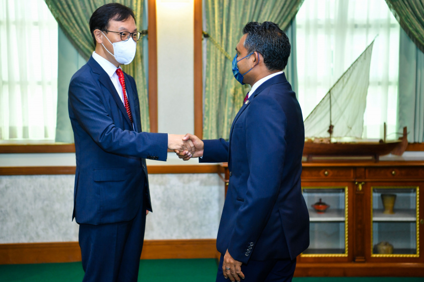 ދެކުނު ކޮރެއާއިން ރާއްޖެއަށް ކަނޑައަޅުއްވާފައި ހުންނަވާ ސަފީރު ރާއްޖޭގެ ނައިބު ރައީސްގެ އަރިހަށް އިހްތިރާމުގެ ޒިޔާރަތްކުރެއްވުން --- ފޮޓޯ: ރައީސް އޮފީސް