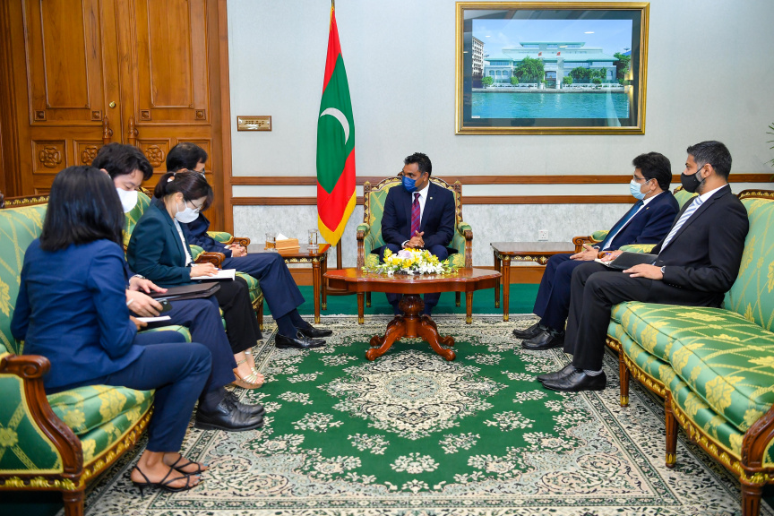 ދެކުނު ކޮރެއާއިން ރާއްޖެއަށް ކަނޑައަޅުއްވާފައި ހުންނަވާ ސަފީރު ރާއްޖޭގެ ނައިބު ރައީސްގެ އަރިހަށް އިހްތިރާމުގެ ޒިޔާރަތްކުރެއްވުން --- ފޮޓޯ: ރައީސް އޮފީސް