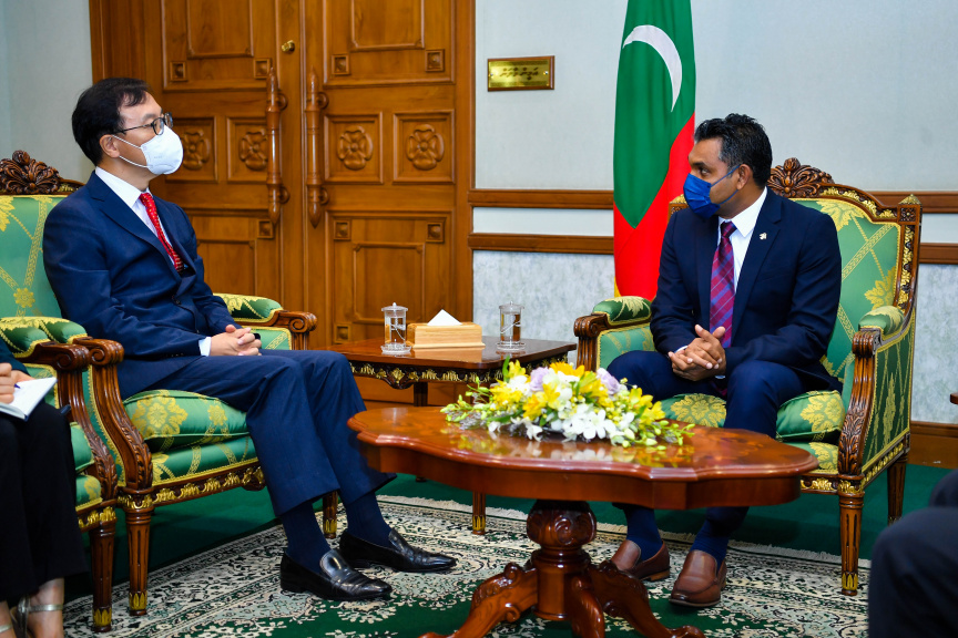 ދެކުނު ކޮރެއާއިން ރާއްޖެއަށް ކަނޑައަޅުއްވާފައި ހުންނަވާ ސަފީރު ރާއްޖޭގެ ނައިބު ރައީސްގެ އަރިހަށް އިހްތިރާމުގެ ޒިޔާރަތްކުރެއްވުން --- ފޮޓޯ: ރައީސް އޮފީސް