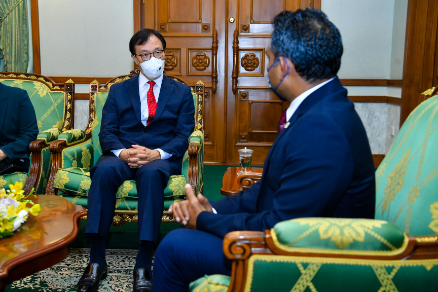 ދެކުނު ކޮރެއާއިން ރާއްޖެއަށް ކަނޑައަޅުއްވާފައި ހުންނަވާ ސަފީރު ރާއްޖޭގެ ނައިބު ރައީސްގެ އަރިހަށް އިހްތިރާމުގެ ޒިޔާރަތްކުރެއްވުން --- ފޮޓޯ: ރައީސް އޮފީސް