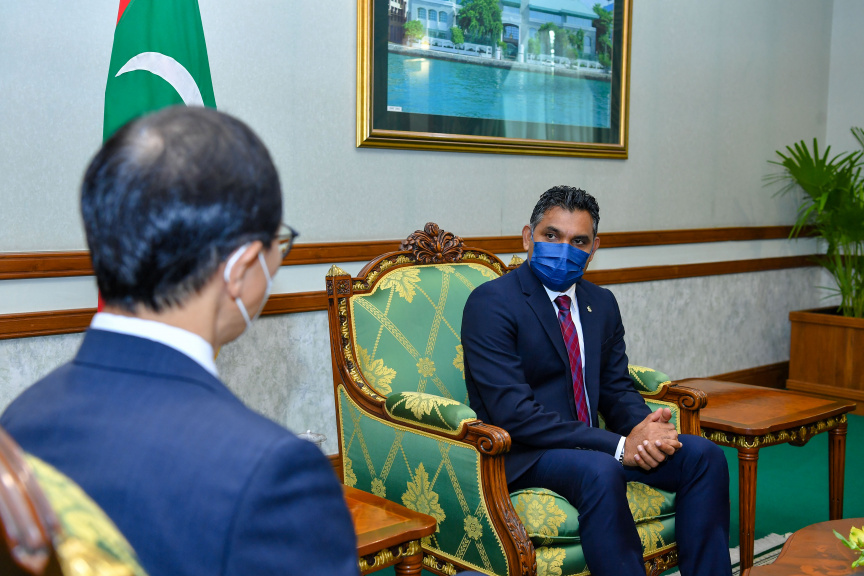 ދެކުނު ކޮރެއާއިން ރާއްޖެއަށް ކަނޑައަޅުއްވާފައި ހުންނަވާ ސަފީރު ރާއްޖޭގެ ނައިބު ރައީސްގެ އަރިހަށް އިހްތިރާމުގެ ޒިޔާރަތްކުރެއްވުން --- ފޮޓޯ: ރައީސް އޮފީސް