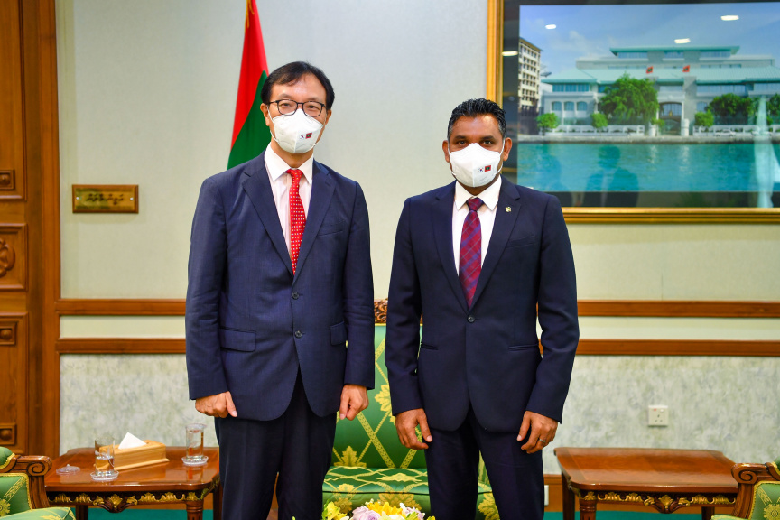 ދެކުނު ކޮރެއާއިން ރާއްޖެއަށް ކަނޑައަޅުއްވާފައި ހުންނަވާ ސަފީރު ރާއްޖޭގެ ނައިބު ރައީސްގެ އަރިހަށް އިހްތިރާމުގެ ޒިޔާރަތްކުރެއްވުން --- ފޮޓޯ: ރައީސް އޮފީސް