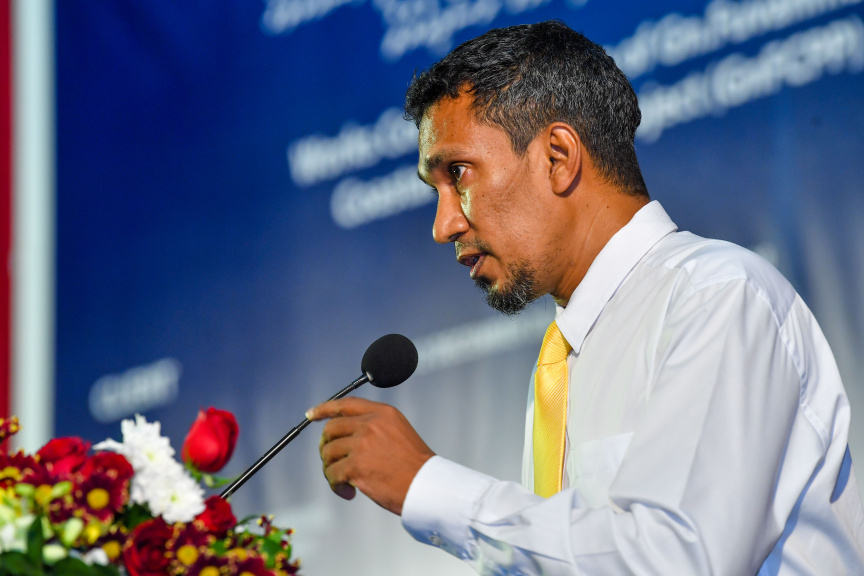 ފުވައްމުލައް ސިޓީގެ ގޮނޑުދޮށް ހިމާޔަތްކުރުމުގެ މަޝްރޫޢުގެ އެއްބަސްވުމުގައި ސޮއިކުރުމުގެ ރަސްމިއްޔާތުގައި ފުވައްމުލައް ސިޓީ ކައުންސިލްގެ މޭޔަރު އިސްމާޢީލް ރަފީޤް ވާހަކަދައްކަވަނީ -- ފޮޓޯ/ ރައީސް އޮފީސް
