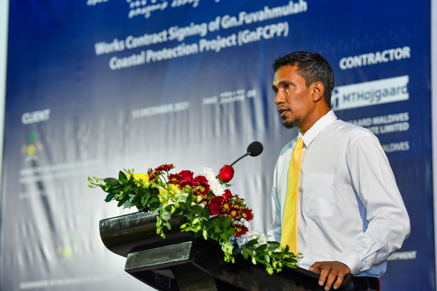 ފުވައްމުލައް ސިޓީގެ ގޮނޑުދޮށް ހިމާޔަތްކުރުމުގެ މަޝްރޫޢުގެ އެއްބަސްވުމުގައި ސޮއިކުރުމުގެ ރަސްމިއްޔާތުގައި ފުވައްމުލައް ސިޓީ ކައުންސިލްގެ މޭޔަރު އިސްމާޢީލް ރަފީޤް ވާހަކަދައްކަވަނީ -- ފޮޓޯ/ ރައީސް އޮފީސް