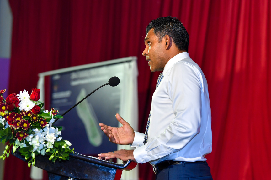 ފުވައްމުލައް ސިޓީގެ ގޮނޑުދޮށް ހިމާޔަތްކުރުމުގެ މަޝްރޫޢުގެ އެއްބަސްވުމުގައި ސޮއިކުރުމުގެ ރަސްމިއްޔާތުގެ ތެރެއިން ނައިބު ރައީސް ފައިސަލް ވާހަކަފުޅުދައްކަވަނީ -- ފޮޓޯ/ ރައީސް އޮފީސް