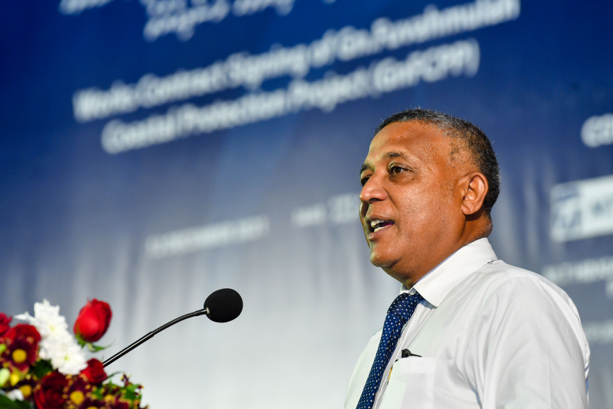 ފުވައްމުލައް ސިޓީގެ ގޮނޑުދޮށް ހިމާޔަތްކުރުމުގެ މަޝްރޫޢުގެ އެއްބަސްވުމުގައި ސޮއިކުރުމުގެ ރަސްމިއްޔާތުގެ ތެރެއިން ހައުސިންގް އެންޑް ޕްލޭނިންގް މިނިސްޓަރު މުހައްމަދު އަސްލަމް ވާހަކަދައްކަވަނީ -- ފޮޓޯ/ ރައީސް އޮފީސް