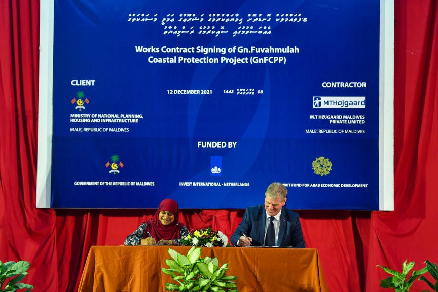 ފުވައްމުލައް ސިޓީގެ ގޮނޑުދޮށް ހިމާޔަތްކުރުމުގެ މަޝްރޫޢުގެ އެއްބަސްވުމުގައި ސޮއިކުރުމުގެ ރަސްމިއްޔާތުގެ ތެރެއިން -- ފޮޓޯ/ ރައީސް އޮފީސް