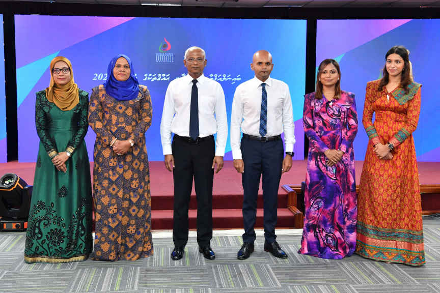 ބައިނަލްއަގުވާމީ އިންސާނީ ހައްގުތަކުގެ ދުވަހާއި އެޗްއާރުސީއެމްއަށް 18 އަހަރު ފުރުން ފާހަގަ ކުރުމަށް ބޭއްވި ރަސްމިއްޔާތުގެ ތެރެއިން -- ފޮޓޯ/ ރައީސް އޮފީސް